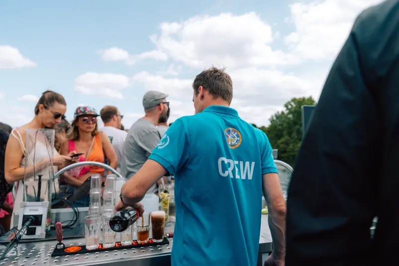 Crew an der Bar an Bord