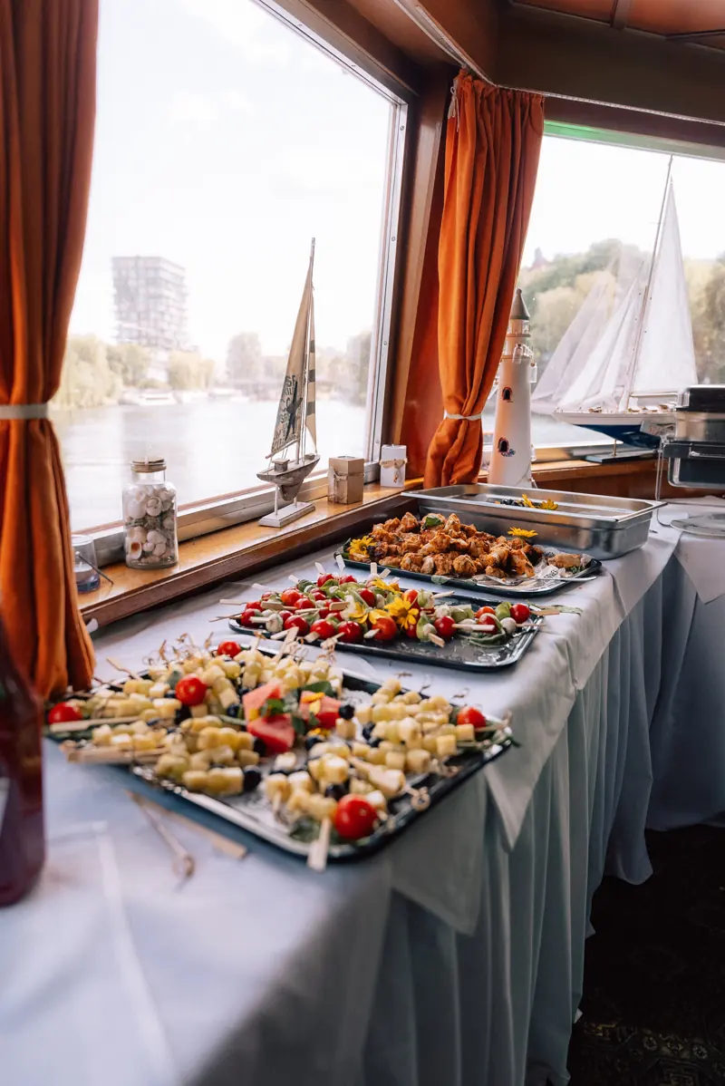 Buffet im Salon der MS Lex
