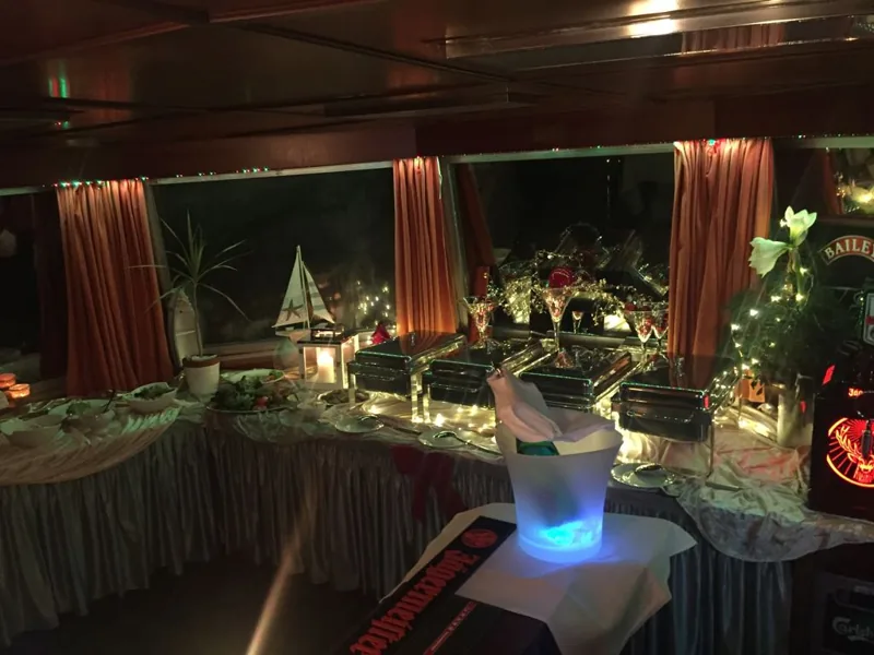 Festliches Buffet an Bord am Abend