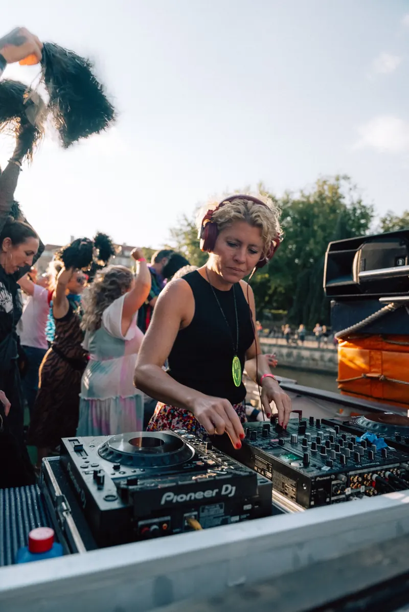 DJ auf dem Partyschiff in Berlin