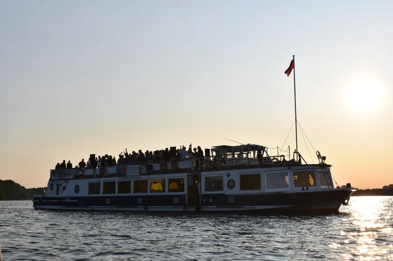 Eventschiff am Abend auf der Spree – Silvester auf dem Schiff in Berlin