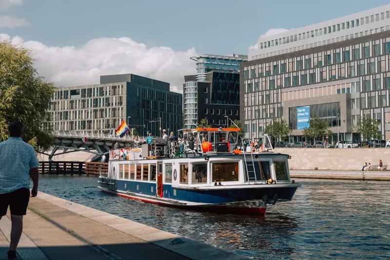 MS Lex am Anleger auf der Spree in Berlin