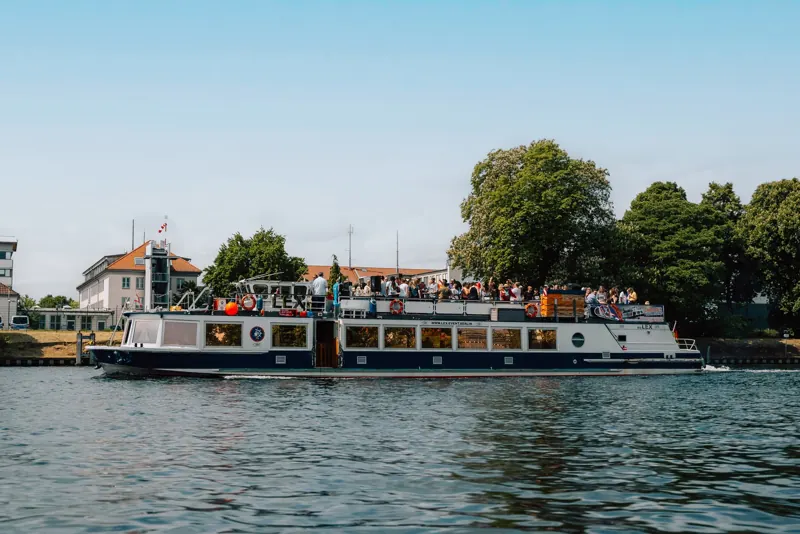 MS Lex auf der Spree im Sommer