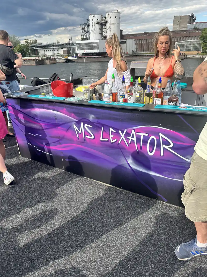 Bar an Deck der MS Lexator