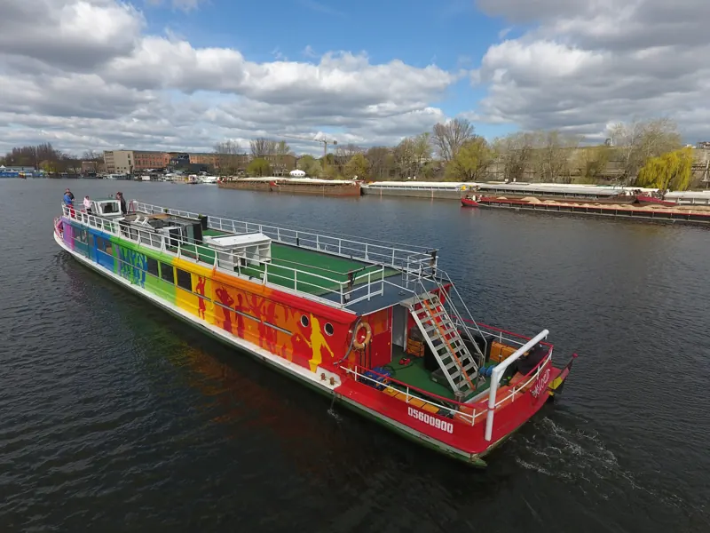 MS Lexator, das größte Eventschiff Berlins, von oben auf der Spree