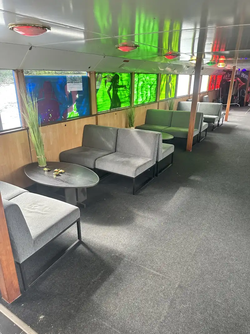 Lounge-Bereich im Innenraum der MS Lexator