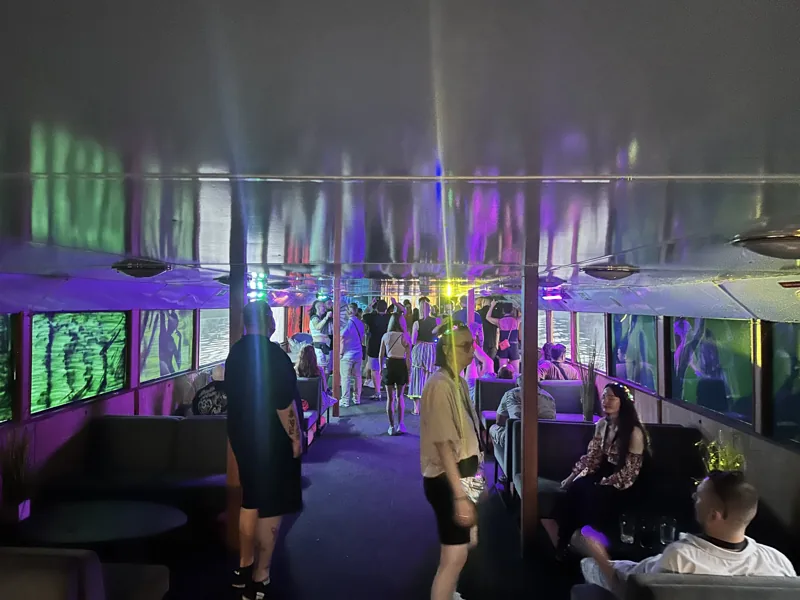 Party mit Lichttechnik auf der MS Lexator