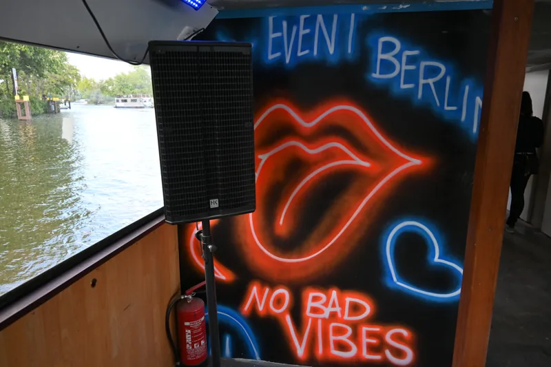 Neon-Schild „No bad vibes“ an Bord