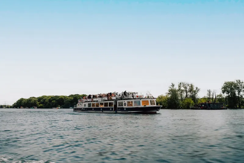 Blick auf die Spree während der Hochzeitsfahrt