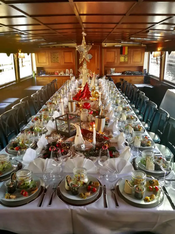 Weihnachtlich dekorierter Salon mit langer Tafel